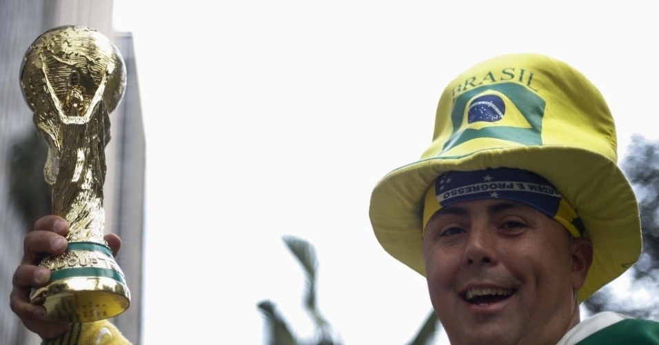 17.jun.2014 - Brasileiro levanta a taça em Fan Fest de São Paulo