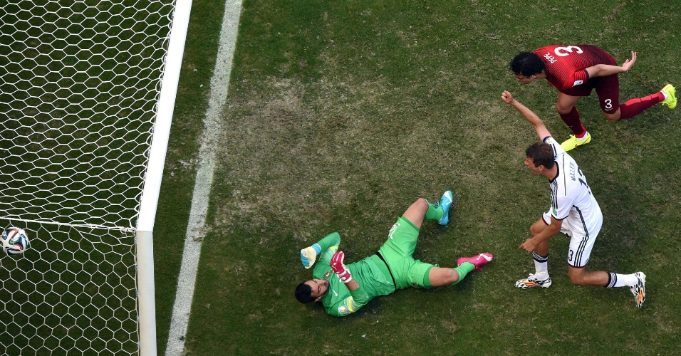 17.jun.2014 - Com o goleiro Rui Patricio, Muller comemora gol da Alemanha sobre Portugal