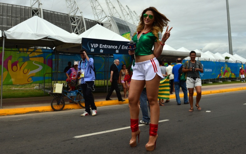 17.jun.2014 - Ela é da TV mexicana, mas não se poupou de mostrar para quem está torcendo em Fortaleza, nesta terça