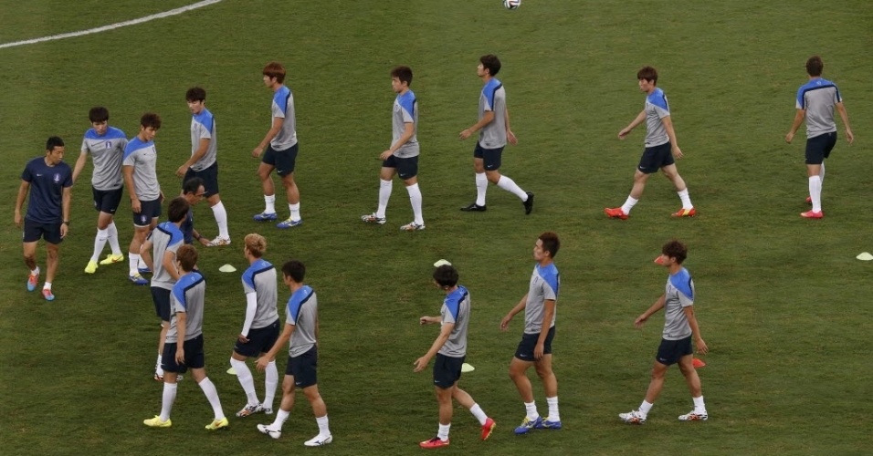 Jogadores da Coreia do Sul fazem aquecimento no gramado da Arena Pantanal antes do início da partida
