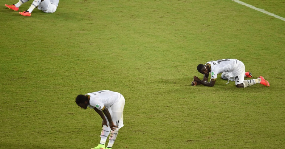 17.jun.2014 - Jogadores de Gana ficam caídos no gramado após a derrota para os Estados Unidos 