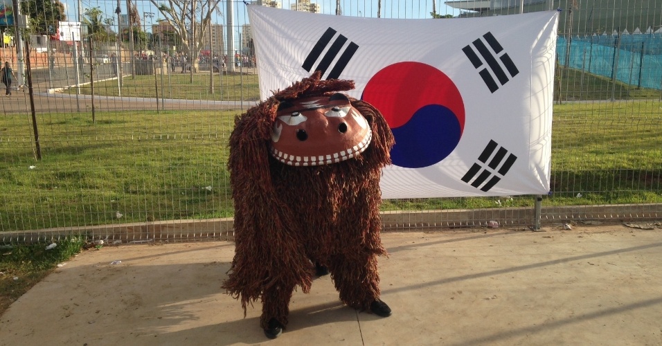 Mascote posa para foto à frente de bandeira da Coreia do Sul