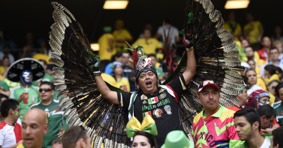 17.jun.2014 - Torcedor mexicano se fantasia de águia no estádio do Castelão
