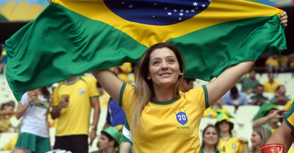 17.jun.2014 - Torcedora aguarda início do segundo jogo do Brasil na Copa, contra o México em Fortaleza