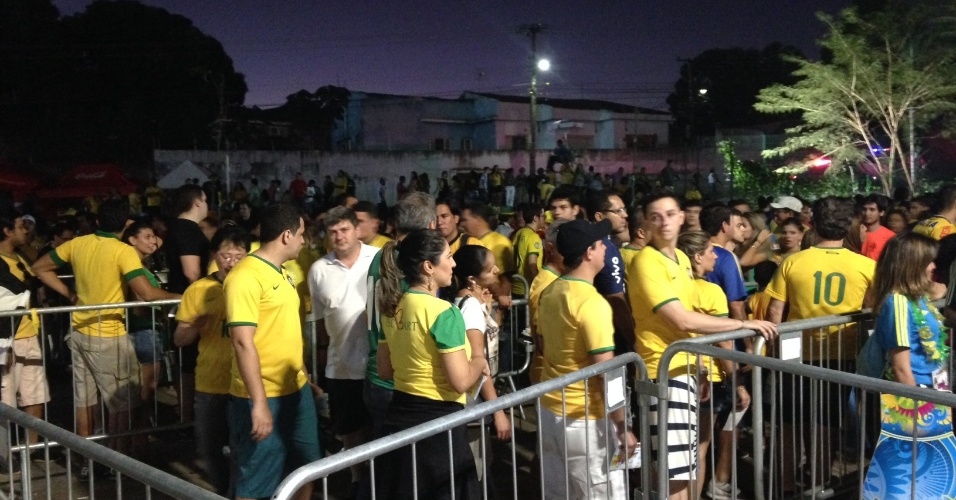Torcedores encaram enorme fila para entrar na Arena Pantanal, palco do jogo entre Rússia e Coreia do Sul