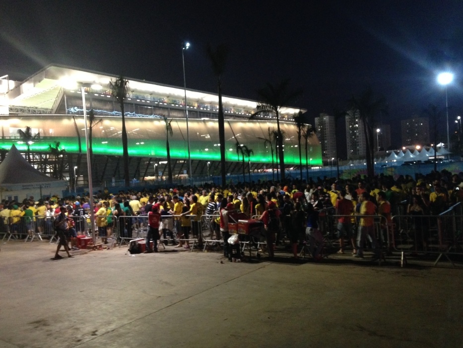 Torcedores encaram enorme fila para entrar na Arena Pantanal, palco do jogo entre Rússia e Coreia do Sul