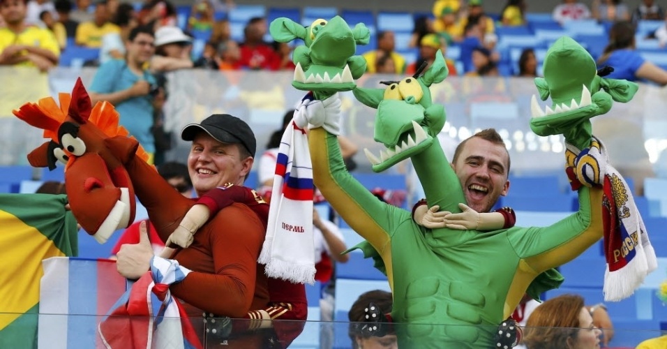 Torcedores russos fantasiados fazem a festa antes do jogo entre Rússia e Coreia do Sul