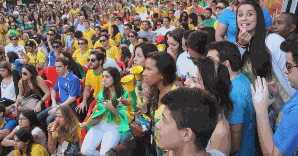 A rua Mourato Coelho se transformou em uma arena ao ar livre nesta terça-feira