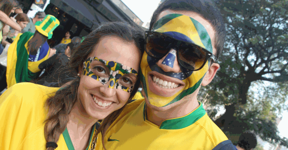Amor em verde amarelo também era moda na Vila Madalena com casais coloridos