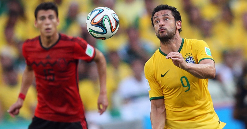 17.jun.2014 - Atento ao jogo, Fred tenta dominar a bola no primeiro tempo da partida entre Brasil e México, no Castelão