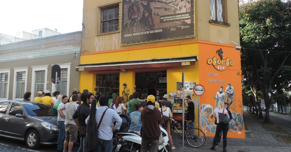 Bar fica em uma das esquinas do cruzamento das ruas Duque de Caxias e Paula Gomes
