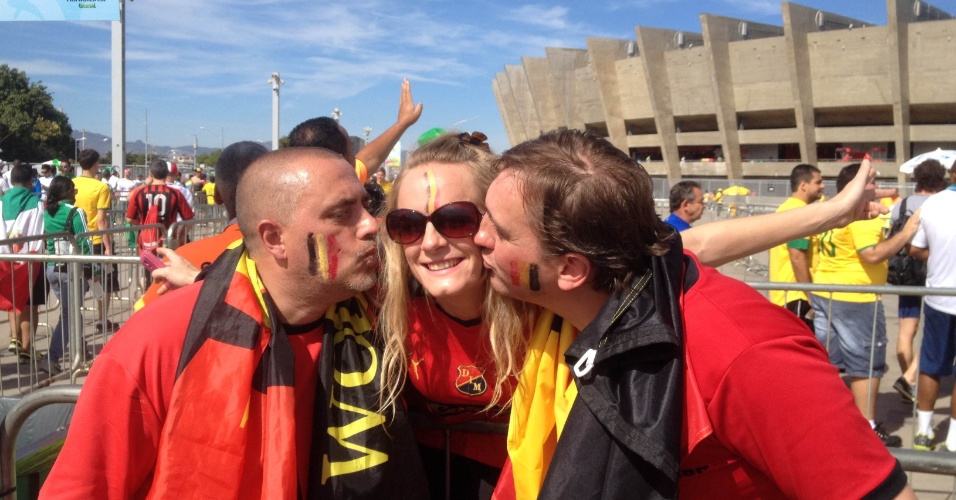 Belgas unidos do lado de fora do Mineirão antes da partida de estreia na Copa