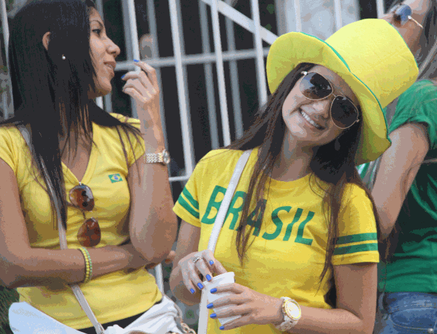 Brasileiros vestiram a camisa e outros ornamentos em tarde de ruas abarrotadas na Vila Madalena