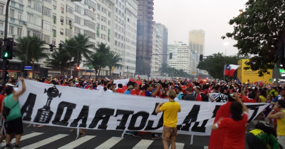 Chilenos fecham Avenida Atlântica, no Rio de Janeiro, enquanto Brasil enfrenta México