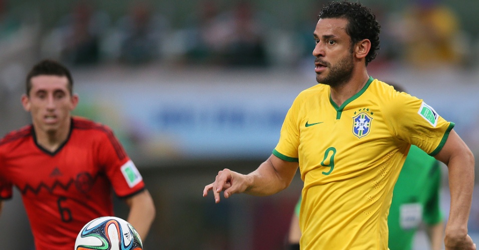 17.jun.2014 - Fred domina a bola e tenta criar jogada para o Brasil contra o México, no Castelão