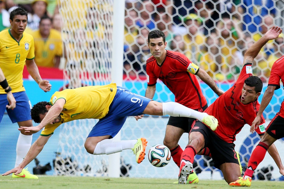17.jun.2014 - Fred é derrubado por mexicano no início da segunda partida da seleção brasileira na Copa do Mundo