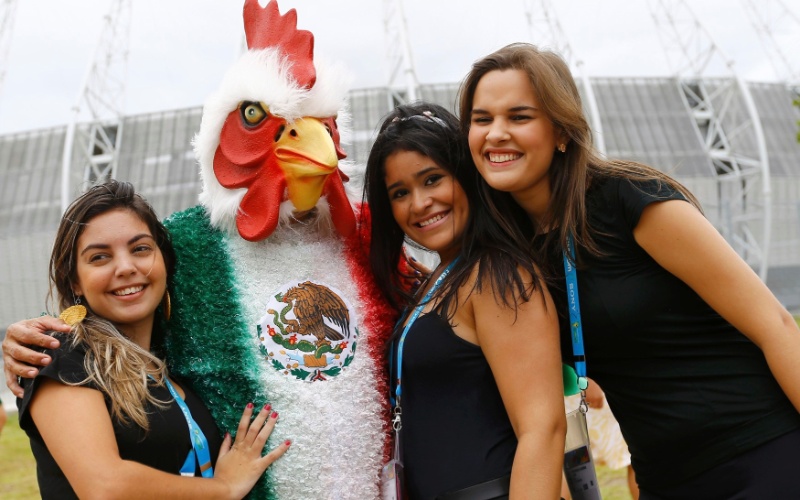 Galo mexicano vira queridinho da torcida no Castelão, antes do confronto de latino-americanos contra o Brasil
