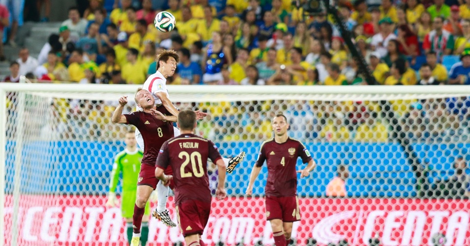 Goleiro Akinfeev observa jogadores de Rússia e Coreia do Sul disputarem bola pelo alto