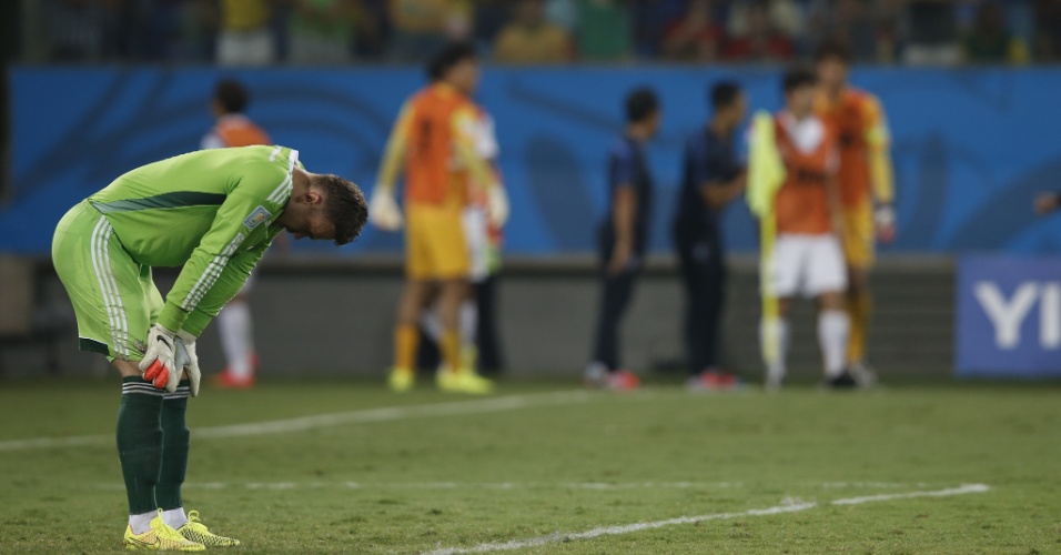 Goleiro russo Igor Akinfeev se lamenta após ter falhado no gol da Coreia do Sul
