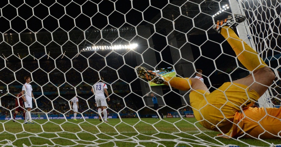 Goleiro Sung-Ryong fica caído dentro do gol após lance no jogo entre Rússia e Coreia do Sul