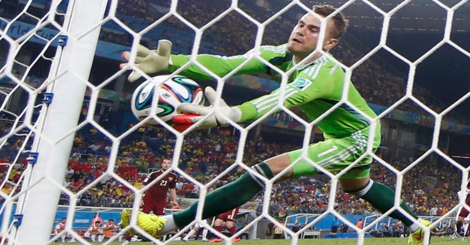 Igor Akinfeev, goleiro da Rússia, solta a bola em lance que resultou no gol da Coreia do Sul