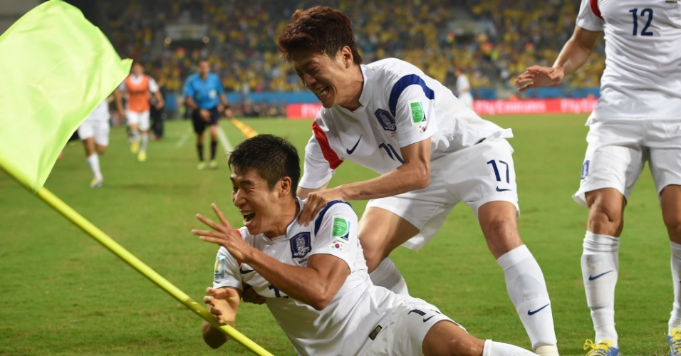 Jogadores da Coreia do Sul vão até a bandeirinha comemorar o gol sobre a Rússia