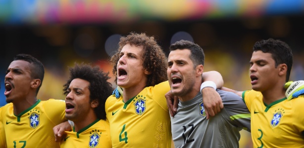 Jogadores da seleção brasileira se abraçam na execução do hino nacional no Castelão