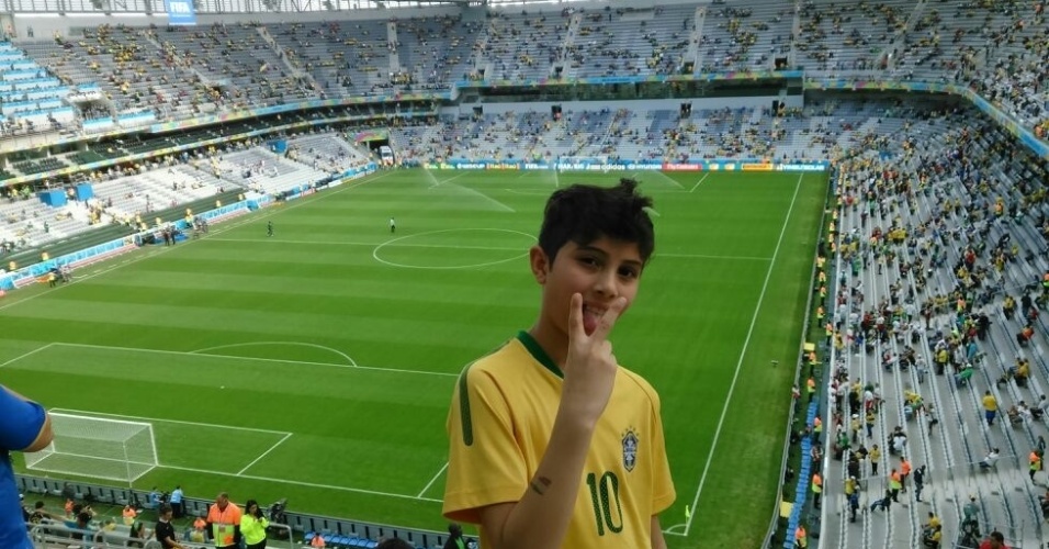 Jovem torcedor brasileiro na Arena da Baixada. Mande sua foto no estádio: use a hashtag #uolnacopa no Instagram ou Twitter. Você também pode enviar um WhatsApp para (11) 94288.3664