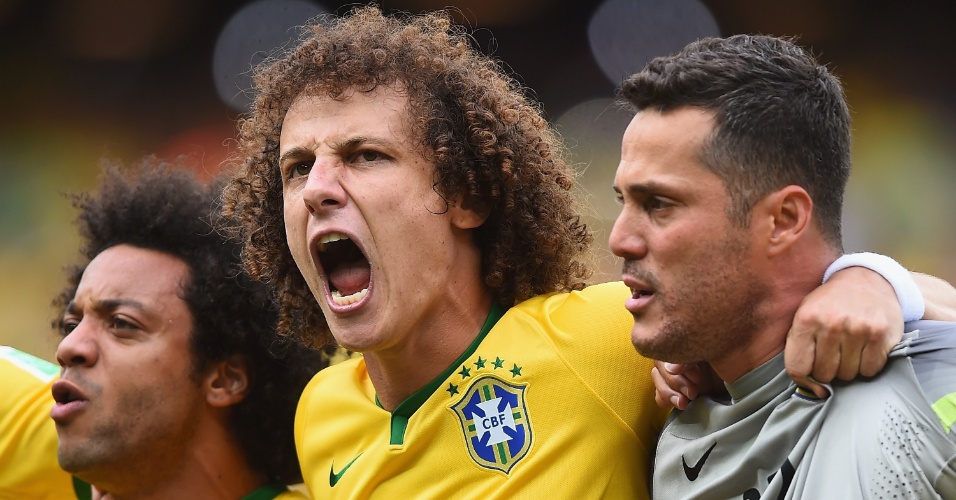 17.jun.2014 - Júlio César, David Luiz e Marcelo se emocionam com a execução do hino brasileiro no Castelão