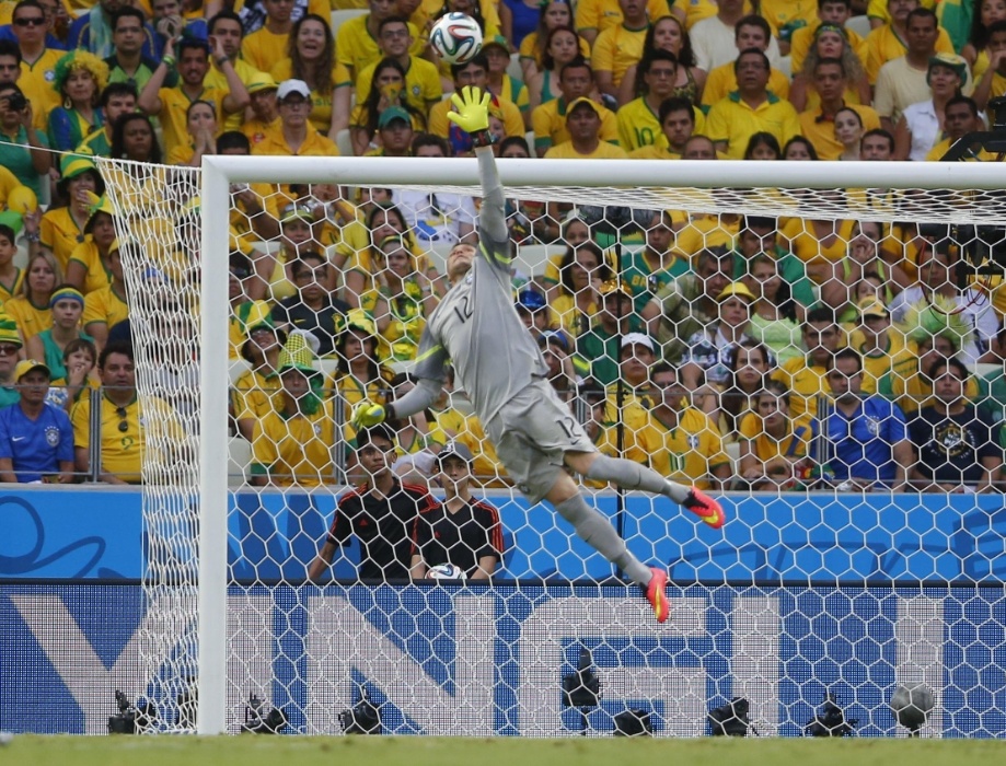 17.jun.2014 - Júlio César espalma a bola e evita que o México saia na frente do Brasil no Castelão