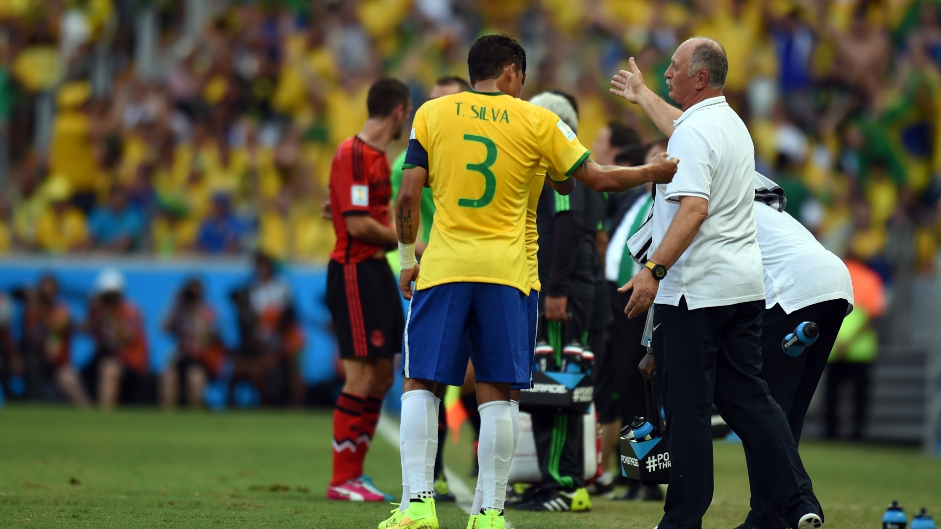 17.jun.2014 - Luiz Felipe Scolari orienta a seleção brasileira no primeiro tempo da partida contra o México, no Castelão