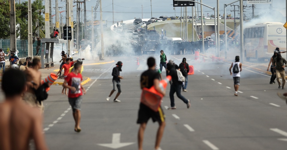 Manifestantes atacam policiais militares em Fortaleza