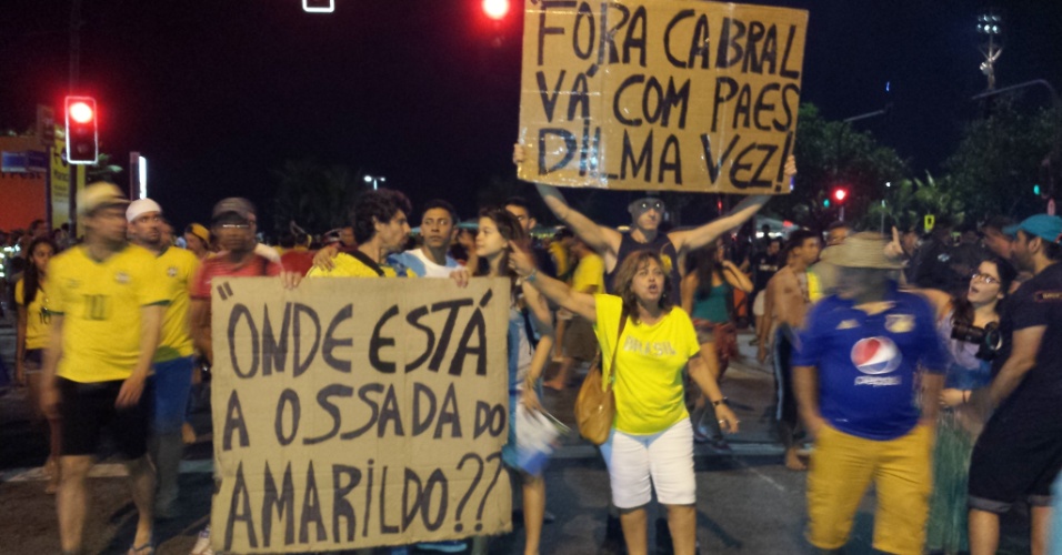 Manifestantes perguntam sobre a ossada do pedreiro Amarildo Dias de Souza, desaparecido em 2013, e hostilizam Sérgio Cabral, Eduardo Paes e Dilma Rousseff