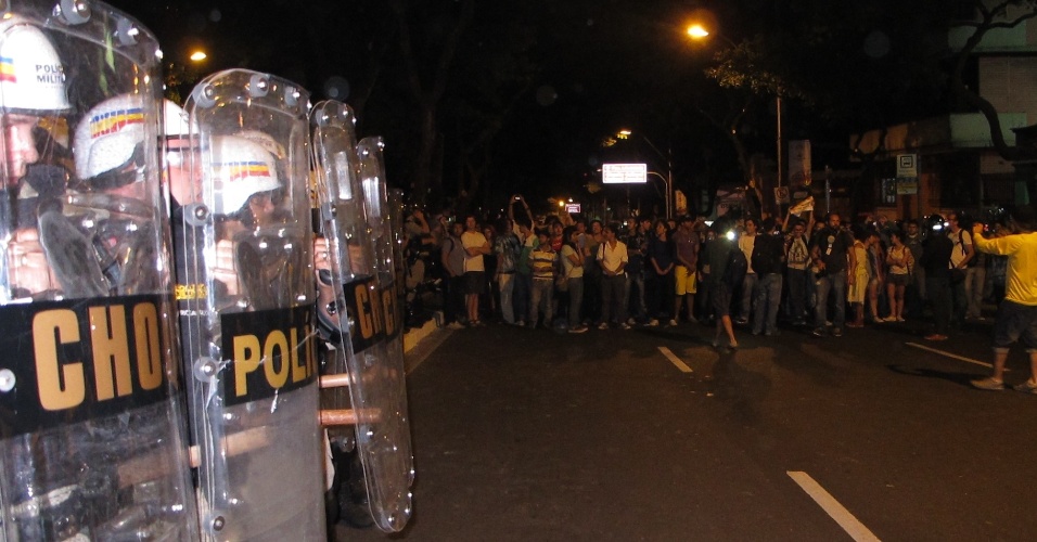 Manifestantes perto de barreira policial já no fim de protesto contra a Copa do Mundo em Belo Horizonte
