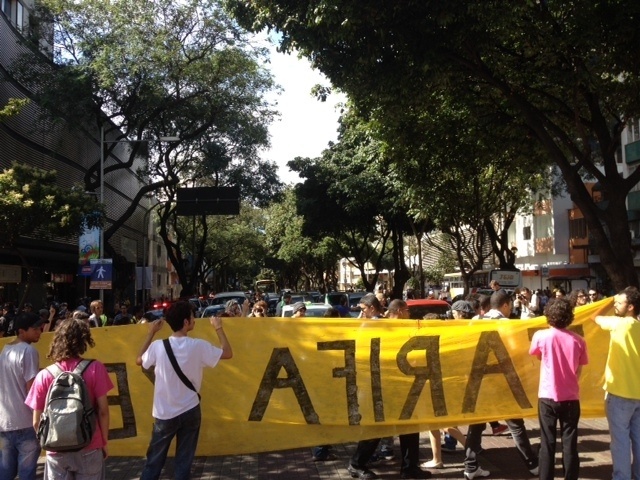 Manifestantes protestam contra a Copa do Mundo e fecham avenida no centro de Belo Horizonte