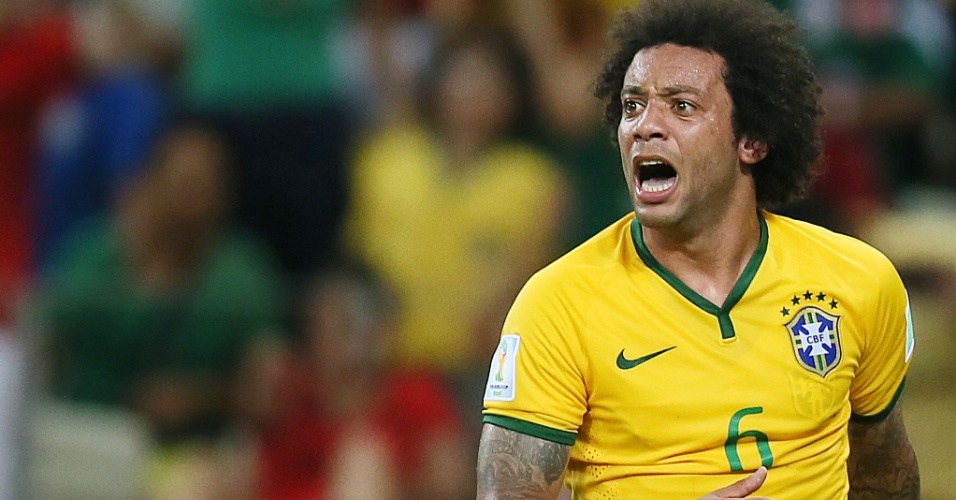 17.jun.2014 - Marcelo lamenta desfecho de jogada na partida entre Brasil e México, que terminou 0 a 0