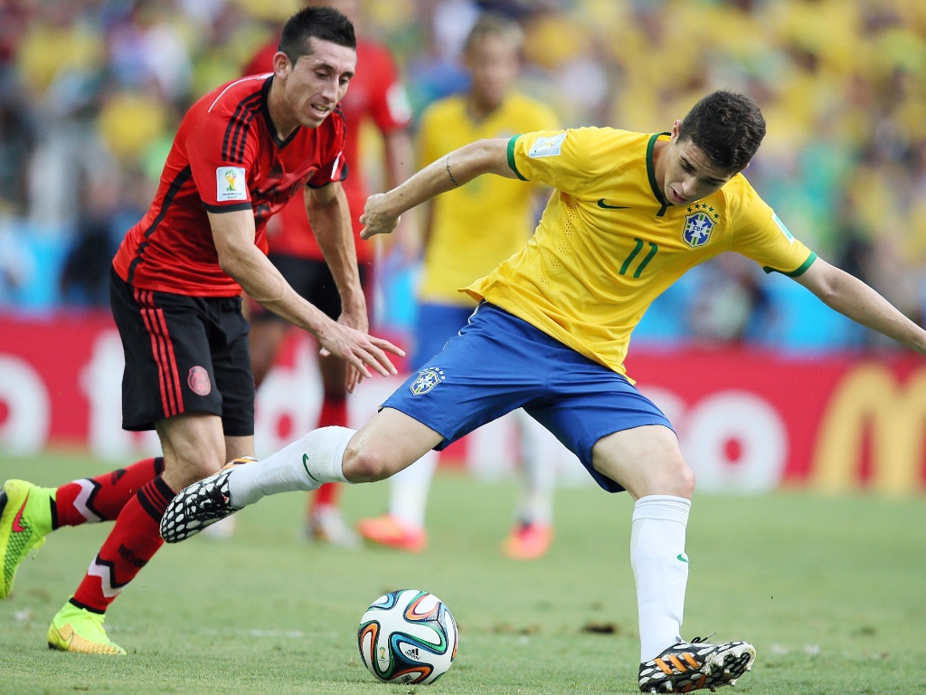 17.jun.2014 - Meia Oscar domina a bola e tenta organizar a seleção brasileira no confronto contra o México