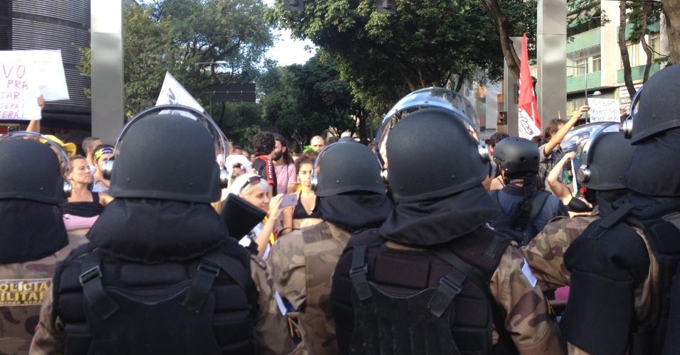 Mulheres ficam apenas de sutiã em protesto em Belo Horizonte nesta terça-feira