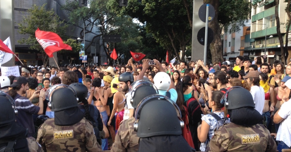 Mulheres ficam apenas de sutiã em protesto em Belo Horizonte nesta terça-feira