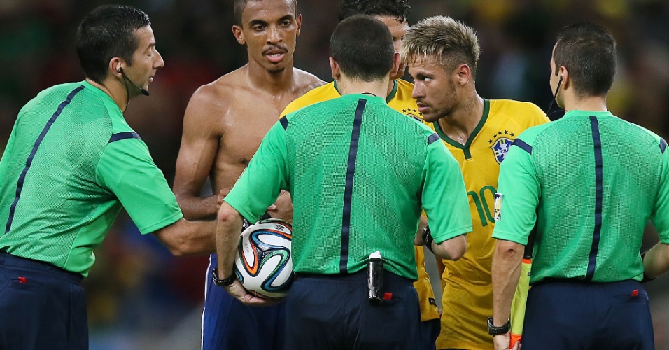 17.jun.2014 - Neymar cumprimenta o trio de arbitragem depois do empate com o México por 0 a 0 no Castelão
