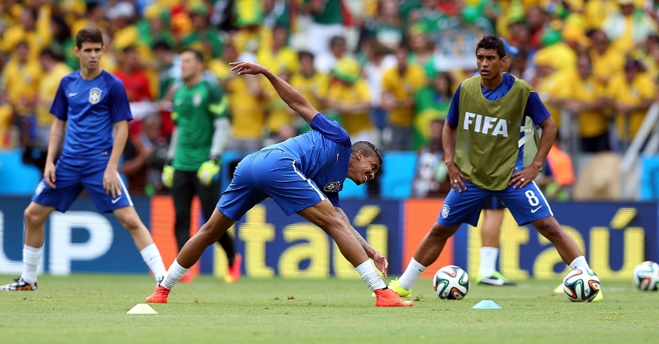 17.jun.2014 - Oscar, Luiz Gustavo e Paulinho se aquecem no gramado do Castelão antes do jogo contra o México