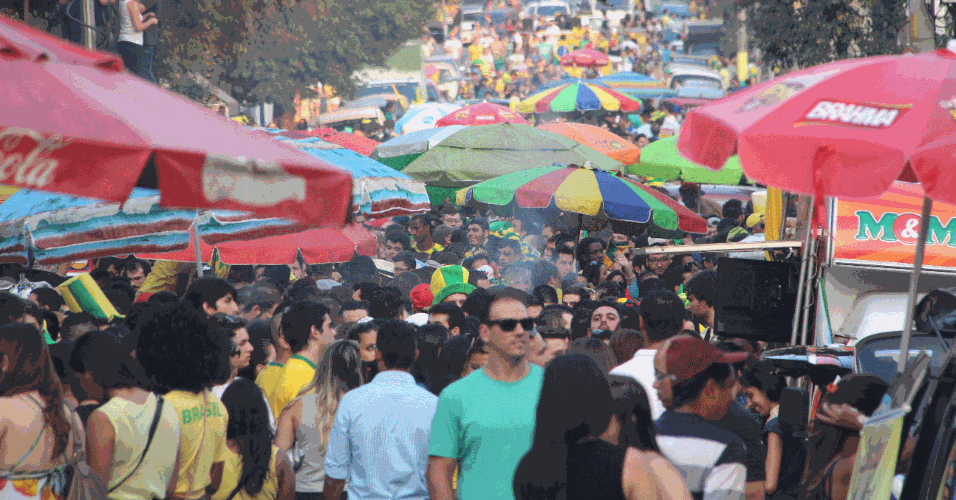 Rua Mourato Coelho completamente lotada de torcedores para ver o jogo