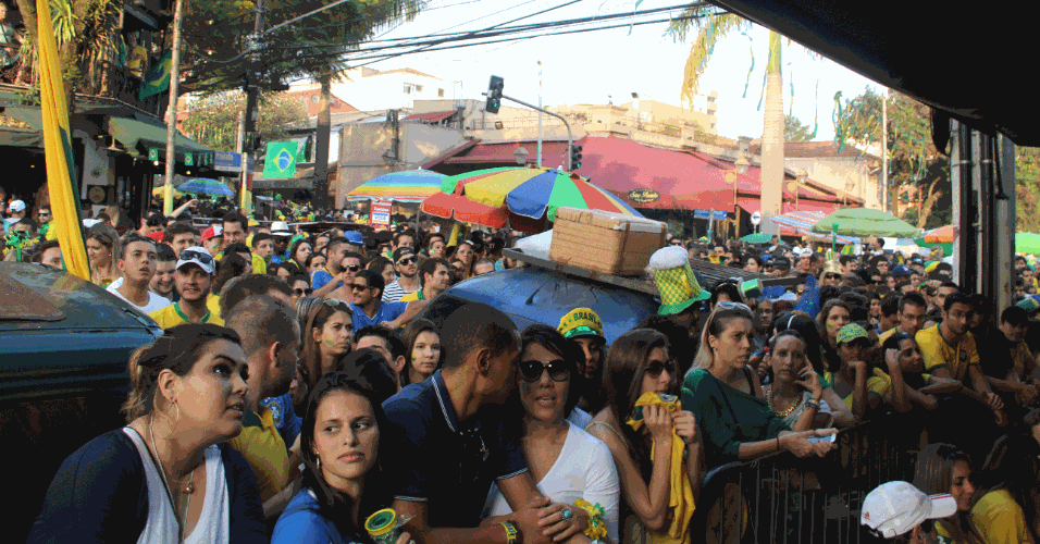 Ruas intransitáveis, mas clima de festa predominava na Vila Madalena