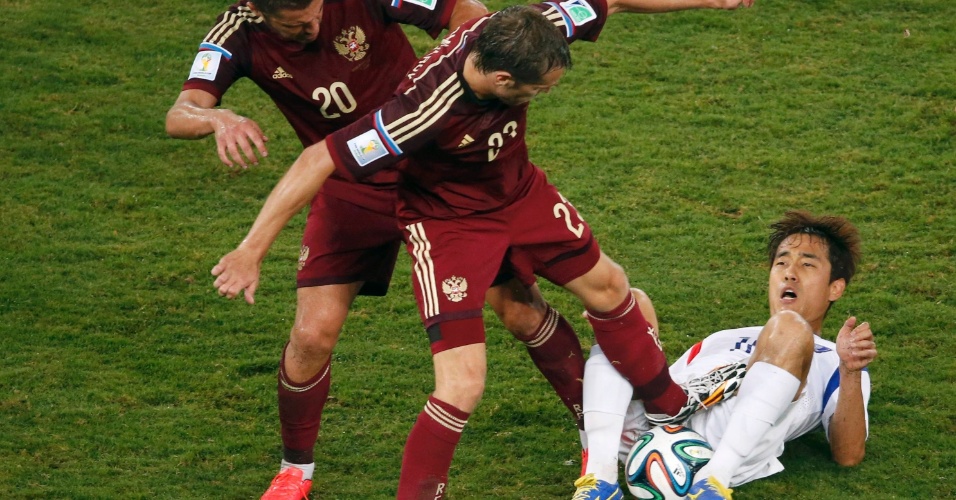 Russo Victor Faizulin and Dmitry Kombarov tentam tirar a bola do sul-coreano Park Chu-young, caído no chão