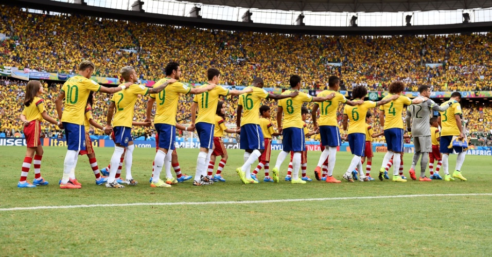 17.jun.2014 - Seleção brasileira entra em campo para a partida contra o México, no Castelão
