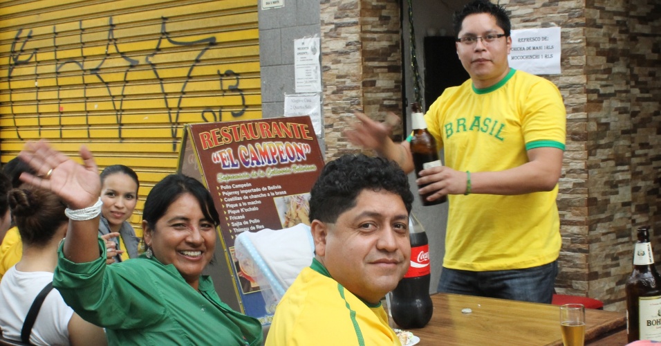 Sem time na Copa, bolivianos adotam o Brasil