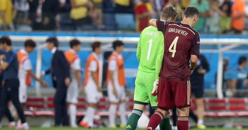 Sergei Ignashevich consola o goleiro Igor Akinfeev, que falhou no gol da Coreia do Sul