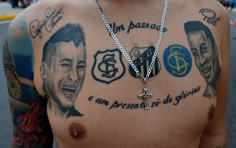 Torcedor mostra sua tatuagem estampando Neymar e Pelé no peito em Fortaleza, a caminho do Castelão para acompanhar Brasil x México