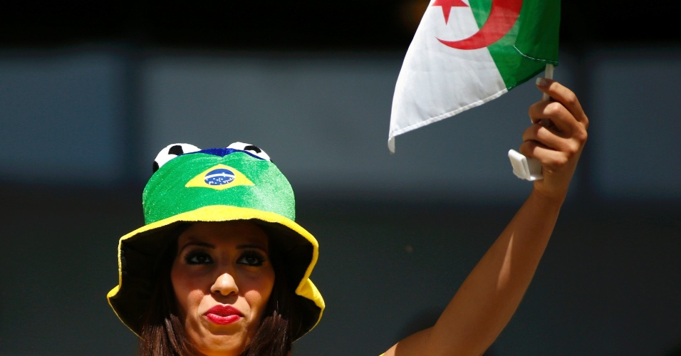 Torcedora do Brasil apoia a Argélia contra a Bélgica, no Mineirão
