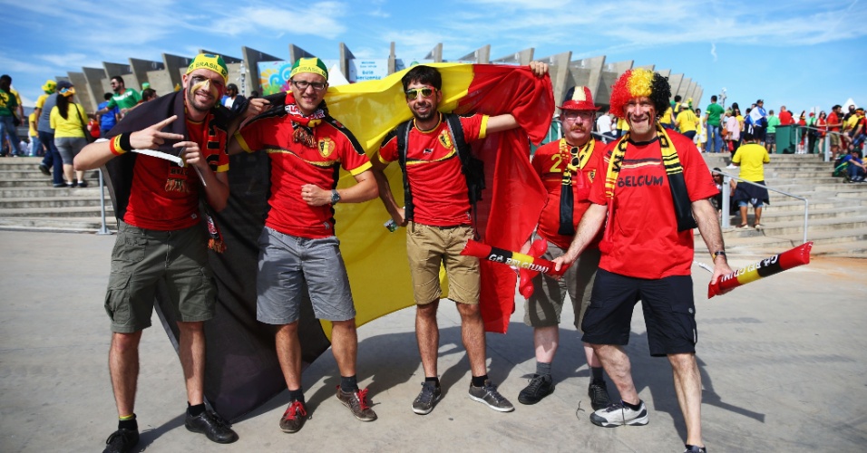 Torcedores belgas fazem festa em frente ao Mineirão antes da partida contra a Argélia